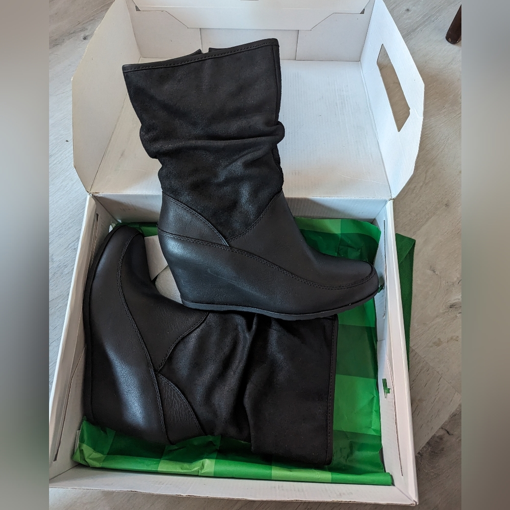 BNIB Cougar Waterproof Wedge boot